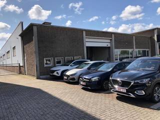 TE HUUR: magazijn van 1.316m² met een vrije hoogte van +/- 5m. Er is een klein kantoor van 158m² met de mogelijkheid om een showroom van 277m² bij te huren. Het magazijn is voorzien van 1 gelijkvloerse poort. Aan de afrit Kontich langs de E19.