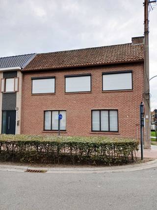 Zeer goed rustig gelegen HOB op hoekperceel Brugstraat 65 te Aalter op 600 meter van station. Centrale ligging dichtbij winkels,...