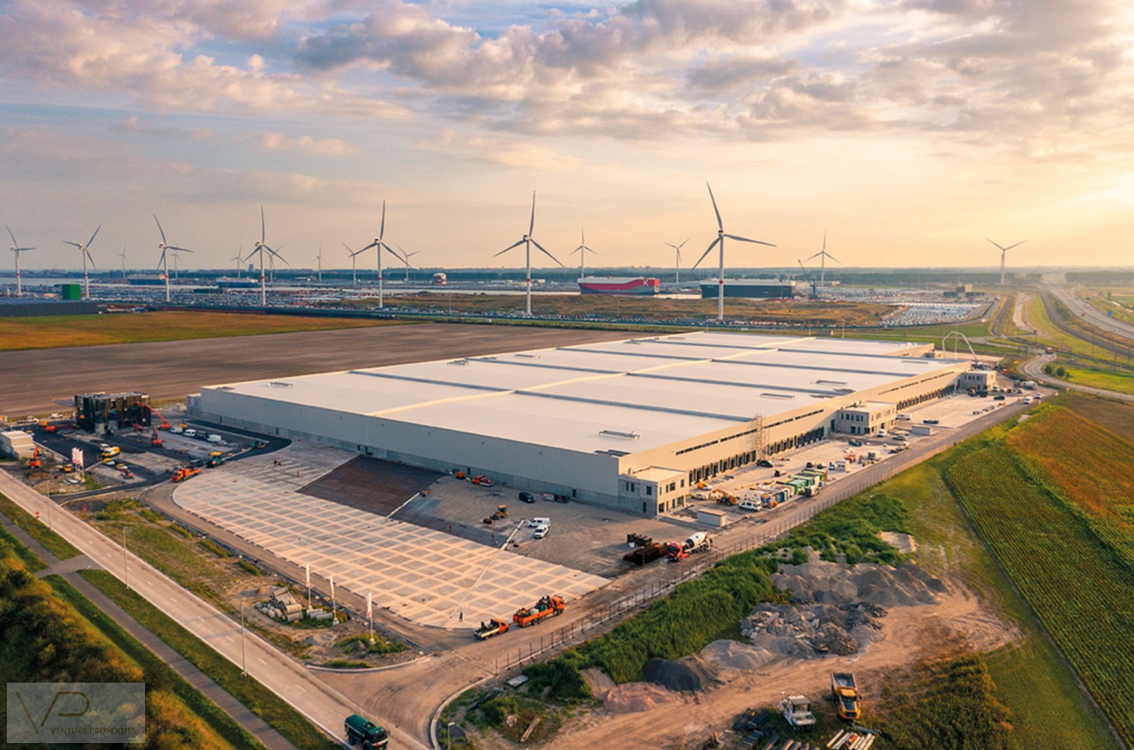 From 7,300 m2 of warehouse space with offices and outdoor storage - photo 1