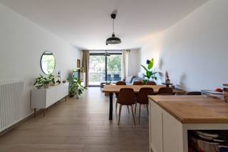 Bent u op zoek naar een stijlvol en comfortabel appartement? Dit recent gebouwde (2020) 2-slaapkamer appartement gelegen aan de Dascottelei 85 biedt alles wat u zoekt! Met een ruim en lichtrijk woonoppervlak, 2 gezellige slaapkamers, een volledig uitgeruste keuken, twee terrassen en een strak ontworpen badkamer, is dit appartement instapklaar. Bovendien beschikt u over een privéberging in de kelder en toegang tot de gemeenschappelijke tuin, ideaal voor ontspanning. Gelegen in een rustige buurt, vlakbij openbaar vervoer, winkels en parken. Provisie gemene delen bedraagt 75 EUR/maand. Parking verplicht bij te huren aan €90 per maand. Elektriciteit-, gas- en waterverbruik bijkomend via privatieve meters. Interesse? Neem contact op voor een bezichtiging!