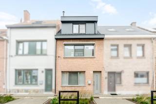 <p>Deze ruime woning in Zwijndrecht combineert een praktische indeling met een vlotte bereikbaarheid naar omliggende gemeenten en belangrijke verbindingswegen. Dankzij de drie volwaardige slaapkamers is dit huis ideaal voor gezinnen of voor wie extra ruimte wenst voor een bureau of hobbykamer. De lichtrijke leefruimte en ruime keuken zorgen voor een aangename woonbeleving. Buiten geniet u van een gezellige tuin waar u heerlijk kan ontspannen, genieten van de zon of samenkomen met familie en vrienden. Gelegen in een sociale omgeving met dagelijkse voorzieningen binnen handbereik.</p>
<p> </p>
<p>Belangrijkste ruimtes:<br />• Inkomhal met toegang tot de verschillende leefruimtes.<br />• Gezellige woonkamer (18 m²) met aangename lichtinval.<br />• Ruime keuken (30 m²) uitgerust met dubbele spoelbak, vaatwasser, dampkap, gasfornuis en elektrische oven.<br />• Berging (6 m²) met extra opbergruimte.<br />• Badkamer (8 m²) met dubbele spoelbak en inloopdouche.<br />• Apart toilet met handenwasser.<br />• Drie slaapkamers van 9,8 m², 13 m² en 14,6 m².<br />• Dressing (4,2 m²) met ingemaakte kasten.<br />• Kelder met bijkomende opslagmogelijkheden.<br />• Aangename tuin om te genieten van het buitenleven.</p>
<p>Troeven:<br />• Goede bereikbaarheid naar omliggende gemeenten en verbindingswegen.<br />• Drie ruime slaapkamers, ideaal voor gezinnen.<br />• Gezellige tuin voor ontspanning en gezellige momenten buiten.</p>
<p>Neem vandaag nog contact op voor een bezoek. JOUW DROOMHUIS. ZO GEVONDEN!</p>
