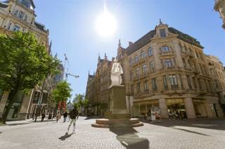 <p><span>Gemeubeld 2 slaapkamer appartement van 128 m² op topligging hartje stadscentum.</span></p><p><span>Volledig gerenoveerd appartement ingericht met nieuwe meubilair, nieuwe keukenkasten en nieuwe apparaten. </span></p><p><span>Residentie MEIRSTEGHE.</span></p><p><span> </span></p><p><span>Indeling:</span></p><p><span>Inkom met aparte gasten toilet, mooie woon-en leefruimte met veel daglicht op parket met toegang tot balkon.</span></p><p><span>Aansluitend bevindt zich de ruime ingerichte keuken met eethoek op tegels, toegang tot terras.</span></p><p><span>Aanpalende extra bergruimte met wasfaciliteiten. (1.43 x 2.74)</span></p><p><span>Volledig ingerichte badkamer voorzien van lavabo in meubel met verlichting en spiegel, riante inloopdouche.</span></p><p><span>Slaapkamer 1: 13m²  (3.95 x 3.33) op parket.</span></p><p><span>Slaapkamer 2: 11m²  (3.73 x 3.03)  op parket.</span></p><p><span> </span></p><p><span>Kosten:</span></p><p><span>Provisie: € 70 per maaand. </span></p><p><span> </span></p><p><span>Bijzonderheden:</span></p><p><span>- A-locatie </span></p><p><span>- instapklaar</span></p><p><span>- karakter, licht en ruimte </span></p><p><span>- gunstige EPC score (A)</span></p><p><span>- videofonie</span></p><p><span>- dubbele beglazing</span></p><p><span>- veiligheidsdeur</span></p><p><span>- elegant, goed onderhouden gebouw</span></p><p><span> </span></p><p><span>Geniet van de omgeving: architectuur, luxe en praktische winkels en bezienswaardigheden in deze mooie stads-buurt aan de Meir.</span></p><p><span>Winkels en openbaar vervoer voor de deur.</span></p><p><span> </span></p><p><span>Onmiddellijk beschikbaar </span></p>