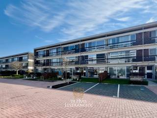 Bent u op zoek naar een ruim en comfortabel appartement op een uitstekende ligging? Dan is dit instapklare gelijkvloers appartement in Kontich precies wat u zoekt!<br />Het appartement beschikt over een mooie, lichtrijke leefruimte met voldoende plaats voor een gezellige zithoek en eetruimte. Dankzij de goede oppervlakte geniet u hier van een aangenaam gevoel van ruimte en comfort.<br />De recent vernieuwde keuken is modern ingericht en voorzien van alle nodige toestellen, ideaal voor wie graag kookt. Ook de badkamer werd recent gerenoveerd en straalt hedendaags comfort uit.<br />Verder omvat het appartement één (of meerdere) volwaardige slaapkamers, perfect voor een koppel, alleenstaande of als investering. Het gelijkvloerse karakter zorgt bovendien voor extra toegankelijkheid en gebruiksgemak.<br />Gelegen in een rustige buurt, maar toch dichtbij winkels, openbaar vervoer en belangrijke invalswegen, combineert deze woning een centrale ligging met aangenaam wonen.<br /><br />EPC :  237 kWh/m<sup>2</sup> (Label C)<br />Stedenbouwkundige inlichtingen in aanvraag<br />Waterinfo : P-Score = A, G-Score = A<br /><br />Dit is niet wat je zoekt ? Al gehoord van AANKOOPBEGELEIDING ?   Wij zoeken, bezoeken en onderhandelen mee met jou voor eigendommen die worden aangeboden door particulieren, andere makelaars of eigendommen die zelfs (nog) niet te koop staan?<br />Vraag meer informatie over aankoopbegeleiding via welkom@dehuisleverancier.be of 0489/069.000<br /><br />de Huisleverancier : Persoonlijk, voor iedereen Service, Kwaliteit en Vertrouwen !