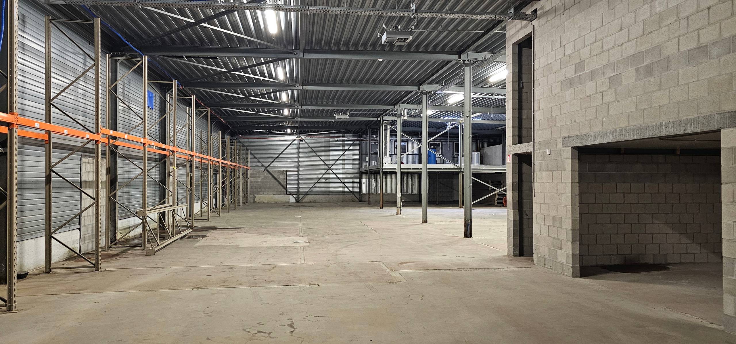 TE HUUR: magazijn/werkplaats van 930m² in Diest - foto 4
