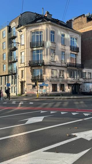 Op een absolute topligging, op de hoek van de Kortrijksesteenweg en vlakbij het Sint-Pietersstation, bevindt zich dit prachtig gebouw bestaande uit een handels- of kantoorruimte op het gelijkvloers en 4 appartementen met 2 slaapkamers.<br />Dit appartement bevindt zich op de 2e verdieping en is echt ideaal voor studerende kinderen of starters.<br />Info en bezoeken via 0496/70.10.30 en patrick@affinimmo.be.