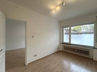 Dit charmante gelijkvloers, gerenoveerd appartement in de rustige Paul Lebrunstraat in Leuven biedt een unieke combinatie van comfort, privacy en een bijzonder gunstige ligging. Op een steenworp van winkels, supermarkten, openbaar vervoer en groene wandelroutes geniet je hier van alle voorzieningen binnen handbereik, terwijl het stadscentrum en de Leuvense ring vlot bereikbaar zijn.<br />Het appartement bestaat uit een inkomhal, een keuken, een badkamer met douche, wastafel en toilet, een gezellige woon- en eetkamer met toegang tot het privatieve terras, en een comfortabele slaapkamer. Daarnaast is er een praktische kelderberging met aansluiting voor een wasmachine. Het pand beschikt over een conforme elektrische keuring en er is geen renovatieplicht, wat dit appartement bijzonder interessant maakt voor zowel starters als investeerders die op zoek zijn naar een instapklare en zorgeloze woonoplossing.