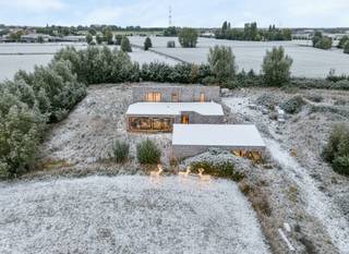 Rust, ruimte en potentieelIn het groene hart van Reet, een deelgemeente van Rumst, vind je deze uitzonderlijke eigendom van ca. 1,7 hectare. Omgeven...