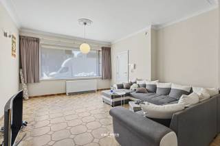Bent u op zoek naar een instapklaar gelijkvloers appartement op een uitstekende locatie in Temse? Dan is dit verzorgde appartement in de Azalealaan 5A zeker een bezoek waard.<br /><br />Het appartement geniet van een rustige, maar centrale ligging nabij scholen, winkels, openbaar vervoer, het treinstation en het centrum van Temse. Dankzij de vlotte verbinding met de E17 zijn ook Antwerpen, Gent en Sint-Niklaas gemakkelijk bereikbaar.<br /><br />Binnenin verwelkomt het appartement u met een ruime en lichtrijke leefruimte, waar de grote raampartijen zorgen voor een aangename sfeer en veel natuurlijke lichtinval. De volledig geïnstalleerde keuken biedt alle comfort en sluit perfect aan op de leefruimte. Verder beschikt het appartement over twee ruime slaapkamers, een praktische badkamer en een privatieve garagebox, wat zorgt voor extra bergruimte.<br /><br />Troeven:<br /><br />Veel natuurlijke lichtinval<br />Garagebox inbegrepen<br />EPC-label B<br />Elektriciteit conform<br />Asbestveilig<br /><br />Hebt u interesse? Contacteer ons via info@uw-huis.be voor meer informatie of een bezoek ter plaatse.