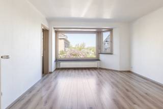 <h3><strong>Ruim appartement met 2 slaapkamers te huur in De Panne (jaarbasis)</strong></h3>
 

<p>Ruim en verzorgd appartement beschikbaar voor jaarverhuur. Het appartement bestaat uit een inkomhal, een gezellige living, een aparte keuken, twee slaapkamers en een badkamer met douche. Daarnaast beschikt het appartement over een praktische kelderruimte voor extra opslag.</p>

<p>Ideaal gelegen en geschikt voor wie comfortabel wil wonen op lange termijn.<br /> </p>

<p><strong>Indeling</strong><br /><br />Het appartement heeft een mooie lichtrijke woonkamer met een aparte keuken. Verder zijn er 2 slaapkamers, waarvan 1 slaapkamer met toegang tot een balkon, een badkamer met douche, een lavabo in meubel en met afsluiting voor een wasmachine. Een apart toilet en er bevindt zich ook nog een kelder.</p>

<p> </p>

<p><strong>Troeven<br /><br />- </strong>rustig gelegen in De Panne<br />- Dichtbij openbaar vervoer<br />- De zee op korte afstand<br /><br /><br />Interesse?<strong> </strong>Neem gerust contact met ons op voor meer informatie of een bezichtiging.<br /><strong>Contact: </strong>Soraya: soraya@servimoholidays.be / 058/22.41.70</p>