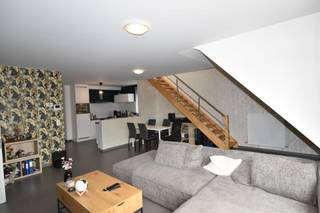 <p><strong> Ruim duplexappartement gelegen op de 2de en 3de verdieping (lift aanwezig) van een modern complex.<br /></strong> Gelegen in het centrum van Kasterlee, met verschillende faciliteiten zoals winkels, horeca, scholen, e.d. in de directe omgeving.<br /><strong> <br /> 2de verdieping<br /></strong> Dit appartement heeft een bruikbare vloeroppervlakte van 202m² en omvat op de 2de verdieping:</p>
<ul>
<li>De inkomhal met vestiaire ruimte alsook gastentoilet.</li>
<li>Een aangename woonkamer (33,5m²), met een open, praktische- en hedendaags ingerichte keuken (keramische kookplaat inclusief afzuigkap, vaatwasmachine, ijskast, combi- oven en een enkele spoelbak spoelbak), met aansluitend de berging/ technische ruimte (6m²) met uitgietbak en aansluiting voor de wasmachine.</li>
<li>Een slaapkamer (18m²)</li>
<li>De badkamer (9,7m²) met ligbad, dubbel lavabomeubel, spiegel- en opbergkasten</li>
<li>Het schuifraam aan de leefruimte geeft toegang tot het zonnig (West-gericht) terras van maar liefst 24,5m².</li>
</ul>
<p><strong>3de verdieping <br /></strong> Op de bovenverdieping bevindt zich een polyvalente ruimte (17m²) die toegang biedt tot het apart toilet, de 2<sup>de</sup> slaapkamer (19m²) met aansluitend de 2<sup>de</sup> badkamer (4,5m²) met douchecabine en enkel lavabomeubel.<br /><br /> Ondergronds bevindt zich nog een private parkeerplaats alsook berging (5m²), die tot het appartement horen. Ook is er een gemeenschappelijke fietsenstalling.<br /> <br /><strong> BIJZONDERHEDEN</strong></p>
<ul>
<ul>
<li>Beschikbaar vanaf 01 juli 2026 OF 01 augustus 2026</li>
<li>CV op gas (hoogrendementsketel)</li>
<li>Gunstig EPC</li>
<li>Gemeenschappelijke kosten: 80,00 EUR per maand (forfait)</li>
<li>2 badkamers/ 2 toiletten</li>
<li>Gedeeltelijk voorzien van verlichting- en raamdecoratie</li>
<li>Ventilatie C+</li>
<li>De abonnementen/kosten voor persoonlijk gebruik van water, aardgas en elektriciteit dienen door de huurder afgesloten/gedragen te worden</li>
</ul>
</ul>
<p><strong>POSITIEVE ASPECTEN</strong></p>
<ul>
<ul>
<li>Gunstige ligging t.o.v. de markt van Kasterlee, met winkels, horeca, scholen, kinderopvang...op wandelafstand.</li>
<li>Net onderhouden- en instapklaar</li>
<li>Ruim- en lichtrijk</li>
</ul>
</ul>
<p> </p>