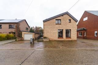 <p><strong>Gelijkvloers</strong> </p><p>Deze woning biedt een royale leefruimte van meer dan 51 m², met aansluitend een keuken van 17 m² die perfect kan worden ingericht als open leefkeuken. Verder vind je op het gelijkvloers een badkamer met ligbad, een inkomhal en een tweede hal die toegang biedt tot een praktische berging van 4 m². </p><p></p><p><strong>Verdiep 1</strong> </p><p>Op de eerste verdieping bevinden zich vier slaapkamers, variërend van 11,5 m² tot 17 m². De ruime nachthal van bijna 13 m² zorgt voor een vlotte circulatie en biedt extra mogelijkheden voor een bureauhoek of ingemaakte kasten. Daarnaast is er een apart toilet aanwezig. </p><p></p><p><strong>Buitenruimte</strong> </p><p>De buitenruimte biedt voldoende plaats voor een tuin, terras of speelzone. Dankzij de rustige ligging geniet je hier van privacy en groen. </p><p></p><p><strong>Conclusie</strong> </p><p>Deze woning aan het Loofven biedt veel ruimte en een logische indeling, ideaal voor gezinnen die op zoek zijn naar comfort en rust in Westerlo. </p><p></p><p>✅ Grote leefruimte van 51 m² </p><p>✅ Keuken van 17 m² </p><p>✅ Vier slaapkamers </p><p>✅ Badkamer met ligbad </p><p>✅ Praktische berging </p><p>✅ Apart toilet op de verdieping </p><p>✅ Rustige ligging in Westerlo </p><p>✅ Veel ruimte en indelingsmogelijkheden</p>
