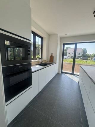Instapklare, energiezuinige villa in rustige groene omgeving<br /><br />Bent u op zoek naar een moderne, instapklare woning waar u enkel nog hoeft te verhuizen?<br />Deze prachtige nieuwbouwwoning combineert hedendaags wooncomfort met een rustige, groene ligging — ideaal voor gezinnen of koppels die ruimte en rust waarderen.<br /><br />Belangrijkste troeven:<br /><br />5 slaapkamers, waarvan 1 master-bedroom met doorloopdressing en eigen badkamer.<br /><br />Moderne keuken uitgerust met alle nodige toestellen<br /><br />Stijlvolle badkamers inloopdouches, ligbad en wastafels<br /><br />Lichtrijke leefruimte met zicht op de tuin<br /><br />Energiezuinig dankzij zonnepanelen en uitstekende isolatie<br /><br />warmtepomp vailliant<br /><br />Oplaadpunt voor elektrische wagen<br /><br />Regenwaterput met recuperatiesysteem<br /><br />Volledig afgewerkt en instapklaar<br /><br />Rustige, groene omgeving met vlotte verbinding naar winkels, scholen en openbaar vervoer<br /><br />Deze woning biedt een perfecte combinatie van comfort, stijl en duurzaamheid.<br />Verhuizen was nog nooit zo eenvoudig — gewoon intrekken en genieten!<br /><br />Geen onnodige voorschotten tijdens bouwwerken, je ziet en merkt meteen ter plaatse wat je aankoop omvat!<br /><br />📞 Rechtstreeks te koop van de eigenaar – geen makelaarskosten.