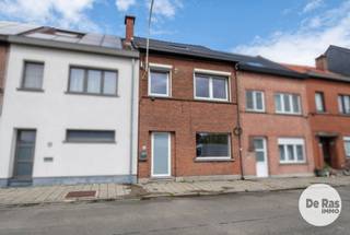 AALST - Deze compleet gerenoveerde woning ( renovatie 2025) is de ideale starterswoning voor jonge koppels die liever een huis verkiezen boven een appartement.<br />Het huis is centraal gelegen op wandelafstand van het centrum van de stad, station, winkels en openbaar vervoer. Ook de campus A-Zorg (vroegere OLV ziekenhuis), is in de nabijheid.<br /><br />We kunnen de volgende onderverdeling terugvinden: op de benedenverdieping is er de ruime inkomhal met apart gastentoilet en berging onder de trap, toegang tot de lichtrijke leefruimte met aansluitend de open keuken ( volledig ingericht met kwaliteitsvolle inbouwtoestellen) en een groot raam met zicht op het aangename stadstuintje.<br />Op de eerste verdieping kunnen we 2 ruime slaapkamers terugvinden, grote badkamer met inloopdouche en 2de toilet, en een ruimte voor bureau of dressing. Via een vaste trap komen we in een ruimte van 35m², die kan dienst doen als 3de slaapkamer met ensuite badkamer, of grote hobbyruimte. Energetisch is ook alles in orde, EPC (B - 168), conforme elektriciteit en asbestveilig!!<br />De eerste grondlaag van de schilderwerken is ook reeds gebeurd, u dient enkel nog maar een extra kleurtje te kiezen.<br /><br />Bent u op zoek naar een volledig instapklare woning, gerenoveerd tot in de puntjes op een goede locatie in Aalst? Aarzel dan niet en neem contact op met ons kantoor via 053/60.65.60<br />De vermelde prijs is een richtprijs. Na ontvangst van de biedingen beslist de verkoper vrij om al dan niet over te gaan tot verkoop en aan welk bod. De richtprijs is niet bindend.