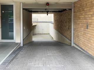 Deze autostaanplaats met volgende afmetingen: 3.30m B x 5.25m L., heeft toegang via de G. Van Gervenstraat.Onmiddellijk beschikbaar.Aarzel niet om...