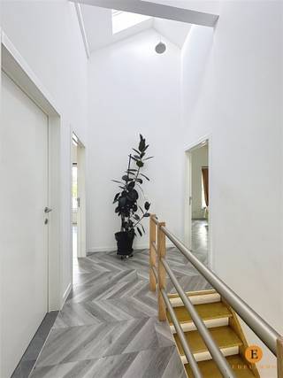 Instapklare en ruime OB met ruime tuin en 6 slaapkamers.In een rustige en residentiële buurt van Sint-Niklaas bevindt zich deze instapklare open...