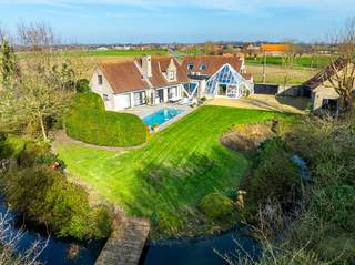 Ontdek dit uitzonderlijke domein van circa 1,6 hectare, een oase van rust en privacy. De villa (gebouwd in 1990, grondig gerenoveerd in...