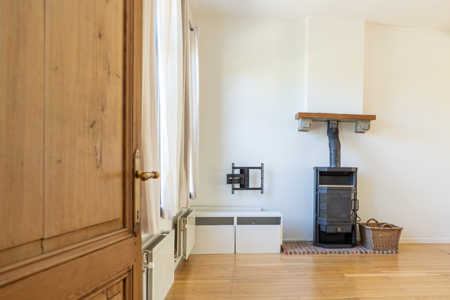 Lichtrijke gezinswoning met veranda naar een heerlijk terras op het zuiden, 3 slaapkamers en een apart bureau, vlot bereikbaar. - foto 5