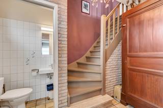<p>In de Nachtegaalstraat te Deinze bevindt zich deze charmante villa. </p><p>De woning is gelegen in een rustige buurt, terwijl winkels, scholen, sportfaciliteiten, openbaar vervoer en het centrum van Deinze zich op korte afstand bevinden. </p><p>Bovendien zorgen de nabijgelegen invalswegen voor een vlotte verbinding richting Gent, Kortrijk en de E17.</p><p></p><p>Bij het binnenkomen wordt u bevindt u zich in de inkomhal met een apart gastentoilet. </p><p>Van hieruit bereikt u de lichtrijke woonkamer, die aansluit op de keuken. </p><p>Een aangename leefruimte voor het hele gezin. </p><p>Verder beschikt het gelijkvloers over een inpandige garage en extra berging, wat zorgt voor heel wat praktische opbergruimte.</p><p></p><p>Op de eerste verdieping bevinden zich 3 volwaardige slaapkamers, een badkamer en een bijkomende berging. </p><p>Daarnaast beschikt de woning over een zolderverdieping die kan dienen als extra opslagruimte.</p><p></p><p>Ook buiten heeft deze woning heel wat te bieden waaronder een carport. </p><p>De ruime tuin vormt een heerlijke plek om in alle rust te genieten van het buitenleven. </p><p>Achteraan bevinden zich het grote tuinhuis en extra bergplaats, ideaal voor het opbergen van tuinmateriaal, fietsen of andere.</p><p>Dankzij de rustige ligging, de praktische indeling en de ruime buitenomgeving vormt deze woning een uitstekende opportuniteit voor gezinnen of iedereen die op zoek is naar comfortabel wonen in een groene en goed bereikbare omgeving.</p>