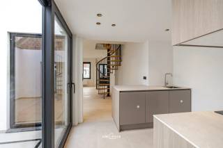 BEZOEKMOMENT ZATERDAG 31/10 VAN 10:00u-13:00u NA RESERVATIE <br /><br />Op zoek naar een woning waar je zonder zorgen je intrek kan nemen? Deze instapklare woning in het centrum van Hamme combineert comfort, ruimte en een uitstekende ligging. Supermarkten, scholen en banken bevinden zich op wandelafstand. Ook de N41 (400 m) en de E17 (2,5 km) zijn vlot bereikbaar.<br /><br />Binnenin geniet je van een volledig ingerichte keuken met alle toestellen en een prachtige, op maat gemaakte draaitrap die meteen in het oog springt. Op de verdieping bevinden zich twee ruime slaapkamers met aangename lichtinval en een bijzonder ruime badkamer met dubbele wastafel, riante inloopdouche en aansluitingen voor wasmachine en droogkast. Daarnaast beschikt de woning over twee toiletten, waarvan één op het gelijkvloers.<br /><br />Ook energetisch zit je goed, met een EPC-label B (156 kWh/m² jaar). Buiten vind je een aangename buitenruimte met plaats voor een gezellige, overdekte lounge, gemakkelijk bereikbaar via de zijingang.<br /><br />Kortom, de ideale woning voor wie comfortabel en centraal wil wonen zonder zich nog zorgen te maken over verbouwingen. Meubels plaatsen en genieten, want deze woning is helemaal klaar voor haar volgende eigenaar!<br /><br />Wil je deze woning bezichtigen schrijf je dan in op het bezoekmoment op onze website of bel tijdens de kantooruren naar 052 46 38 03.