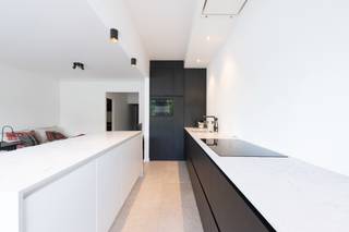 <p><strong>Instapklaar en stijlvol gerenoveerd appartement op toplocatie aan de Italiëlei</strong></p>
<p>Ontdek dit volledig gerenoveerde appartement van <strong>104 m²</strong>, ideaal gelegen aan de <strong>Italiëlei</strong> met een prachtig uitzicht op het groene Begijnhof. Dankzij de centrale ligging bevindt u zich op wandelafstand van het stadscentrum en het Eilandje, terwijl ook het openbaar vervoer vlot bereikbaar is.</p>
<p>Het appartement werd grondig vernieuwd: <strong>keuken, badkamer, elektriciteit, parketvloeren, tegels, verlichting en schrijnwerk</strong> werden volledig aangepakt. Bovendien werden de oude ramen vervangen door <strong>nieuwe aluminium ramen met hoogrendementsglas</strong>. Het geheel werd recent geschilderd en is volledig instapklaar.</p>
<p>De indeling omvat een verzorgde inkomhal met gastentoilet en handige handenwasser, een ruime en lichtrijke leefruimte met open <strong>MIELE-keuken</strong>, een moderne badkamer met dubbele lavabo en inloop regendouche, en een praktische berging met aansluitingen voor wasmachine, droogkast en eventueel een diepvriezer.</p>
<p>Verder beschikt het appartement over <strong>twee volwaardige slaapkamers</strong>. De slaapkamer aan de straatzijde is uitgerust met een ingebouwde dressingkast. De tweede slaapkamer bevindt zich aan de rustige achterzijde en beschikt over een klein inpandig terras en een ingebouwde kluis.</p>
<p>Extra troeven zijn de <strong>toegangsdeur met gepantserde beveiliging</strong>, de privatieve kelderberging (bereikbaar met de lift), de eerste verdieping en de uitstekende combinatie van ruimte, comfort en ligging. Bovendien beschikt het appartement over een autostaanplaats in de afgesloten garage dewelke inbegrepen is in de prijs.</p>
<p><strong>Troeven op een rij:</strong></p>
<ul>
<li>104 m² bewoonbare oppervlakte</li>
<li>2 ruime slaapkamers</li>
<li>Volledig gerenoveerd en instapklaar</li>
<li>Nieuwe aluminium ramen met hoogrendementsglas</li>
<li>Moderne MIELE-keuken</li>
<li>Badkamer met dubbele lavabo en regendouche</li>
<li>Praktische berging en kelderberging</li>
<li>Lift aanwezig</li>
<li>Prachtig uitzicht op het Begijnhof</li>
<li>Topligging nabij centrum, Eilandje en openbaar vervoer</li>
</ul>
<p>Een ideale woning voor wie op zoek is naar ruimte, comfort en een centrale ligging in Antwerpen.</p>