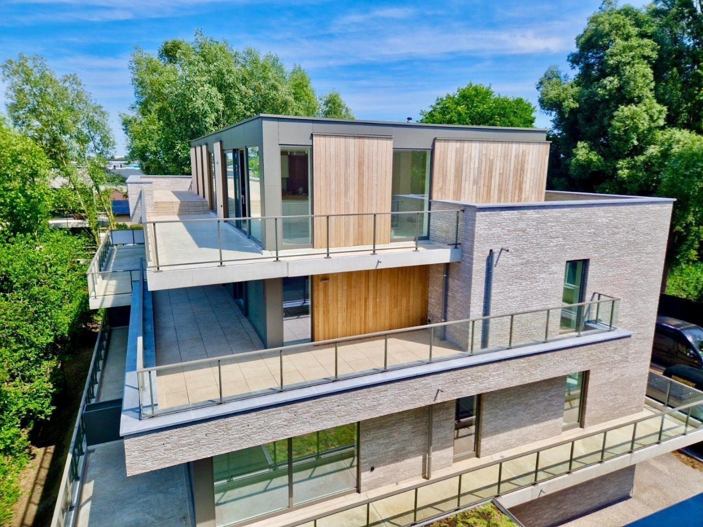 Ready-to-move-in corner apartment with 2 bedrooms and a large terrace. - photo 1