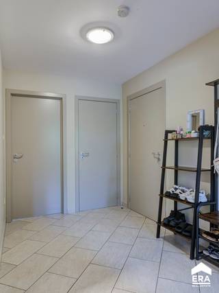 <p><strong>Ruim en energiezuinig appartement met 2 slaapkamers, 2 terrassen en carport.</strong></p>

<p>Op de eerste verdieping van een verzorgd appartementsgebouw met lift bevindt zich dit instapklare appartement van <strong>108m²</strong>. Dankzij de lichtrijke leefruimte, de praktische indeling en de <strong>twee terrassen</strong> geniet u hier van optimaal wooncomfort. Het ruime <strong>hoofdterras van ca. 25m²</strong> aan de achterzijde biedt alle rust en privacy. Verder beschikt het appartement over een keuken, 2 volwaardige slaapkamers, badkamer, apart toilet en wasruimte. De <strong>private parkeerplaats (carport)</strong> achteraan het complex is inbegrepen. Met een <strong>EPC-label A</strong>, een <strong>conforme elektrische keuring</strong> en een <strong>asbestveilig attest</strong> bent u verzekerd van een energiezuinige en zorgeloze aankoop. Het appartement wordt sinds 2024 verhuurd aan zeer zorgzame en correcte huurders, wat het eveneens interessant maakt als investering. Bekijk zeker ook het <strong>indelingsplan</strong> voor een duidelijk overzicht van de praktische indeling. </p>

<p> </p>