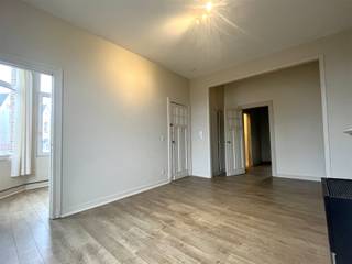 Surf naar www.abricasa.be en plan jouw verhuurafspraak in samen met onze digitale assistente Alice!Geniet van een prachtig appartement in een statig gebouw met bijzondere lichtinval en karakteristieken.Rustig gelegen op de 2de verdieping (enkel trap) in een residentiële wijk in de nabijheid van het centrum en vlakbij alle invalswegen!De gezellige open woonkamer met aanpalende keuken geniet door de hoekligging van een hele namiddag zon. Achteraan bevindt zich de slaapkamer met aanpalende de badkamer, uitgerust van lavabo, douche,toilet en een aansluiting voor een wasmachine.- NIET GEMEUBELD - EPC: 438 kWh/m² UC: 220211123-0002497414-RES-1- Maandelijkse kosten: €70 (1 pers) / €95 (2 pers) bevatten: forfait water en minuterie- Huurwaarborg: 2.385 euro (3 maanden huur)- Beschikbaar: Datum 15/01/2026- Type contract: Bepaalde duur (1 jaar) nadien verlengbaar- Adres: Bosmanslei 13 - 2018 ANTWERPENWens je jouw huis, appartement, bouwgrond of opbrengsteigendom te verkopen? Op zoek naar een vastgoedmakelaar voor de verhuur of het beheer van jouw eigendom(men)? Abricasa staat voor een persoonlijke én actieve vastgoedbegeleiding van A tot Z! Leer ons kennen! Bel ons voor een vrijblijvende afspraak op 03 259 04 04 of spring binnen op ons kantoor te Kasteelstraat 58 - 2000 Antwerpen! Je bent van harte welkom!