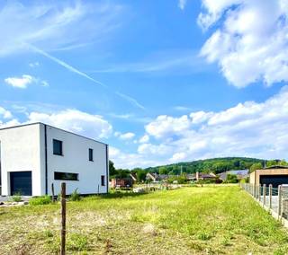 Goedgelegen BOUWGROND voor HOB, op 707m2! Mooi OPEN ZICHT op GROEN. Geen bouwverplichting. Meer info: info@immobeguin.be