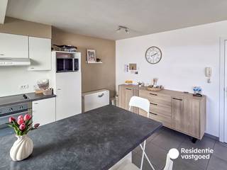 In het hart van Torhout bevindt zich dit perfect onderhouden en instapklare appartement met drie volwaardige slaapkamers. Dankzij de centrale ligging bevinden winkels, horecazaken, openbaar vervoer en scholen zich op wandelafstand, wat dit appartement bijzonder aantrekkelijk maakt voor gezinnen, koppels of wie op zoek is naar extra ruimte en comfort..<br /><br />De indeling van het appartement is praktisch en doordacht. Er is een inkomhal met apart gastentoilet. De ruime en lichtrijke leefruimte sluit naadloos aan op de keuken, uitgerust met alle nodige toestellen. Verder zijn er drie slaapkamers en een ingerichte badkamer. Daarnaast is er een gezellig zuidgericht terras.<br /><br />Een bijkomend voordeel is de aanwezigheid van een afgesloten privégarage, die niet alleen zorgt voor veilig en comfortabel parkeren, maar ook extra bergruimte biedt.<br /><br />Dit appartement is piekfijn in orde en klaar om zonder zorgen betrokken te worden. Dankzij de combinatie van ruimte, comfort en een centrale, rustige ligging in het centrum van Torhout, is dit een unieke kans voor wie kwalitatief en zorgeloos wil wonen.<br /><br />Geïnteresseerd? Neem vandaag nog contact met ons op voor een bezoek ter plaatse.<br />Huurprijs: 850 euro/maand (inclusief gemeenschappelijke kosten en garage) - beschikbaar vanaf 1 oktober 2026