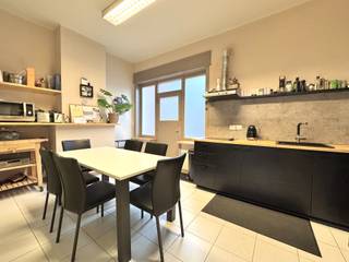 In het centrum van 8793 Sint-Eloois-Vijve (Waregem), nabij alles wat men nodig heeft en met goede verbindingen naar autostrade en via openbaar vervoer ligt deze gezellige woning; Indeling: Salon met halfopen traphal, kelder, keuken, binnenkoer (geen tuin) met tweede (buiten)toilet, wasberging; 1 VD: nachthal; Ruime slaapkamer, badkamer met douche, wastafel en toilet met doorgang naar een kamer/berging/dressing; Vaste trap naar ingerichte ruime slaapkamer voorzien van ingemaakte kasten; EPC B/ 188 kwh/m²jaar; Vernieuwd en geïsoleerd dak, dubbele beglazing (3 ramen met rolluik - boven velux); Op elke verdieping efficiënte verwarming + Airco voorzien via een warmtepomp met Daikin units met afstandsbedieningen die volledig voldoen aan de energiedoelstelling (gasmeter wel nog aanwezig); Elektriciteit conform; Meerdere mogelijkheden; Blijvende vergunning voorhanden voor splitsing van het goed (vb. handel + woonst/ handel); Info en bezoek: julie@elet.immo of 0479 635 685;