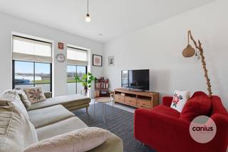 <p><span>INSTAPKLARE WONING MET 3 SLKS & TUIN</span></p><p><span> </span></p><p><span>In het rustige & groene Munsterbilzen, deelgemeente van de stad Bilzen-Hoeselt treffen wij de verkaveling “Munstergaarde” aan. Wij bevinden ons op enkele minuten van het centrum van Bilzen waardoor lokale handelaars, supermarkten, scholen, … snel bereikbaar zijn. Leuk detail is de nabijheid van verschillende verbindingswegen waardoor deze woning ideaal is voor wie belang hecht aan vlotte verplaatsingen naar omliggende steden en gemeenten. </span></p><p><span> </span></p><p><span>Wij betreden de woning via de voordeur die ons toegang geeft tot de inkomhal. Hier treffen wij een gastentoilet met handspoelbakje aan. Via de inkomhal begeven wij ons naar de leefruimte met een volledig uitgeruste en open keuken die via het schuifraam toegang geeft tot het terras en de tuin. Ideaal is de berging gelegen naast de keuken. Deze doet enerzijds dienst als voorraadkamer en anderzijds als wasruimte. </span></p><p><span> </span></p><p><span>Nadat wij de benedenverdieping hebben ontdekt begeven wij ons via de trap in de leefruimte naar de eerste verdieping. Toegekomen op de nachthal krijgen wij toegang tot maar liefst drie slaapkamers waarvan één met toegang tot de bergzolder via het zolderluik en dressing, een apart toilet en als laatste ontdekken wij de volledig uitgeruste badkamer met een inloopdouche en een lavabomeubel.</span></p><p><span> </span></p><p><span>Troeven:<br />- Energiezuinige woning<br />- Onderhoudsvriendelijke tuin met terras<br />- Parkeergelegenheid aan de woning<br />- Aanwezigheid van nieuwste technieken zoals zonnepanelen, regenwaterrecuperatie, …</span></p><p><span> </span></p><p><span>KORT SAMENGEVAT</span><span>:</span></p><p><span>Vraagprijs: € 398.000,00</span></p><p><span>Verkoop onder registratierechten (2% of 12%)</span></p><p><span> </span></p><p><span>Nieuwsgierig om deze knappe woning te ontdekken? Vraag dan snel een bezoek aan via info@canius.be of contacteer één van onze medewerkers op het nummer 078 78 30 39 om samen deze woning te ontdekken. </span></p><p><span> </span></p><p><span>De vermelde oppervlaktes zijn slechts een indicatie. Canius Real Estate kan niet verantwoordelijk gesteld worden voor de juistheid van de door zijn verstrekte gegevens.</span></p><p><span> </span></p>