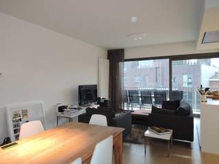 <p><strong>Op het trendy Zuid op wandelafstand van het Museum voor Schone Kunsten bevindt zich dit appartement met 2 slaapkamers, een gezellig terras en parking.</strong></p>
<p><strong>Indeling:</strong> <strong>Zonnige leefruimte</strong> voorzien van parketvloer en aansluitend een volledig geïnstalleerde keuken. <strong>Vanuit de leefruimte toegang tot een terras </strong>aan de achterzijde<strong>.</strong> <br />Gastentoilet op de hal. <strong>2 slaapkamers en een badkamer</strong> met inloopdouche. Berging met aansluitingen voor was- en droogautomaat.</p>
<p>Fietsenstalling met vaste plaatsen.</p>
<p><strong>Ondergrondse autostaanplaats op niveau -1 nr. 48 verplicht te huren aan 125,- euro per maand.</strong></p>
<p></p>
<p></p>