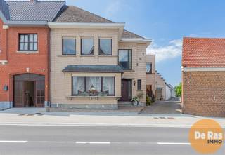 EERSTE BEZOEKDAG ZAT. 16/08 VAN 9U TOT 14U (enkel op afspraak!).WOUBRECHTEGEM – Solide woning met loods/atelier in landelijke omgeving.In het...