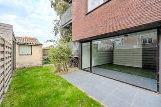 Deze instapklare studio gelegen aan de Spuikomlaan te Bredene bevindt zich op het gelijkvloers en is ideaal voor starters, alleenstaanden of als tweede verblijf aan zee.Indeling: - inkomhal- lichtrijke leefruimte - terras (8m²) met tuintje (8m²)- keuken uitgerust met een spoeltafel, keramische kookplaat, frigo met diepvries en oven- afzonderlijke slaaphoek (10m²)- badkamer voorzien van een lavabomeubel met spiegelkast, douche en toilet- aansluiting wasmachine voorzien in de hall Pluspunten:- gelijkvloerse studio met privétuin en terras- aparte slaaphoek- instapklaar- rustige locatie aan de Spuikomlaan- nabij openbaar vervoerWacht niet langer en ontdek deze unieke kans! Contacteer ons vandaag nog voor een bezoek.Dit pand is onderworpen aan de renovatieverplichting van de Vlaamse overheid voor residentiële gebouwen (behoudens bij sloop binnen 5 jaar na de aankoop). Consulteer voor meer informatie de website van het Vlaams Energie- en Klimaatagentschap via https://www.vlaanderen.be/een-woning-kopen/renovatieverplichting-voor-residentiele-gebouwen