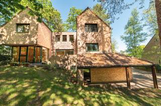 Meer info op https://snepkenshof.be voor meer foto's, uitleg, attesten en indeling-plannen.<br /><br />Op zoek naar karakter, ruimte en rust? Deze uitstekend onderhouden villa (bouwjaar 1994) ligt discreet verscholen in een rustige, doodlopende villawijk op de Kempische Heuvelrug. Geflankeerd door natuurgebieden en bossen geniet u hier van een uitzonderlijke woonervaring.<br /><br />Een ruime inkomhal die leidt naar een warme leefruimte met aparte zithoek, eetplaats, elegante teakparketvloer en een gezellige open haard. De keuken (natuursteen vloer) is uiterst verzorgd. Een absolute troef is de lichtrijke tuinkamer met een eigen buitendeur; dé perfecte ruimte voor een vrij beroep.<br /><br />Boven zijn er 5 slaapkamers en een ruime nachthal, alsook een meditatieruimte of dressing. De marmeren badkamer is voorzien van een ligbad, aparte douche, dubbele lavabo en toilet.<br /><br />Twee kinderkamers kunnen worden samengevoegd tot een zeer grote kamer of praktijkruimte, en de eerste grote kamer kan ook gebruikt worden als praktijkruimte. De inkomhal met een apart gastentoilet kan dienstdoen als comfortabele wachtruimte, die via de trap leidt naar de praktijkruimtes op de eerste verdieping, zonder inkijk in de privévertrekken van de woning.<br /><br />Inpandige garage met elektrische poort, riante opslag, technische ruimte en een extra doucheruimte mét toilet. Buiten komt u volledig tot rust op het ingesloten terras met zicht op de bostuin. Verder is er ruime parkeerplaats en een carport.<br /><br />Technisch en duurzaam: Instapklaar (EPC C) zonder renovatieplicht. Degelijke aluminium ramen met dubbel glas en elektrische screens.<br /><br />Toplocatie: Direct aan wandel-, mountainbike- en ruiterpaden. Tussen natuurgebieden Zwart Water, Snepkensvijver.<br /><br />Uit de hand te koop. Wij werken met kijkmomenten op afspraak. Na het bezoek heeft u de mogelijkheid om een eenmalig en definitief bod uit te brengen via een gesloten omslag (deadline: woensdag 27/5 om 13u00).<br /><br />Interesse? Plan uw bezoek:<br />Bel +32 486 65 22 26 of mail naar info@snepkenshof.be