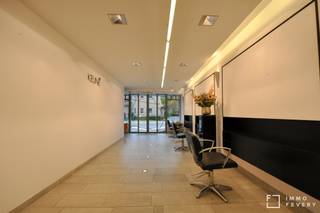 Centraal gelegen, goed bereikbare handelszaak nabij de Groetenmarkt!<br /><br />Dit pand werd voordien uitgebaat als apotheek en kapperszaak. <br />Het handelspand heeft een handelsoppervlakte van 103<span>m²</span> en beschikt over een aangename koer. <span><br /></span><br />De zaak is voorzien van een alarmsysteem, rolluiken aan de straatzijde, airco (warm en koud). <br />Huurprijs exclusief onroerende voorheffing en gemeenschappelijke onkosten van 50 euro per maand.<br /><br />Onmiddellijk beschikbaar! De grondplannen kunt u raadplegen bij ons op kantoor.