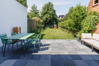 RUIME WONING IN SCHOTEN CENTRUM (garage apart)<br /><br />Instapklare gezinswoning met 4 slaapkamers, 2 badkamers en zonnige zuidwest tuin.<br /><br />NIVEAU -1<br />Droge en praktische kelder.<br /><br />NIVEAU 0<br />Ruime inkomhal met plaats voor fiets/buggy en vestiaire.<br />Afzonderlijk gastentoilet.<br />Open leef- en eetkeuken van ca. 20m².<br />Lichtrijke leefruimte van ca. 40m² met grote raampartijen naar de tuin, lichtstraat en warmtepomp/airco.<br />Praktische berging/wasruimte met werkblad, spoelbak, ingemaakte kasten en toegang tot de kelder.<br /><br />NIVEAU +1<br />Nachthal met afzonderlijk toilet.<br />Ruime master bedroom van ca. 15m² met ingemaakte kasten, automatische rolluiken en ensuite badkamer uitgerust met ligbad, inloopdouche en dubbele wastafel met meubel.<br />Tweede slaapkamer van ca. 11m² met zonnewering en warmtepomp/airco.<br />Tweede badkamer met douche en wastafel.<br /><br />NIVEAU +2<br />Nachthal.<br />Derde slaapkamer van ca. 14m² met ingemaakte kasten, grote Veluxramen en warmtepomp/airco.<br />Vierde slaapkamer van ca. 15m² met ingemaakte kasten, grote Veluxramen en warmtepomp/airco.<br /><br />TUIN<br />Mooi aangelegde, onderhoudsvriendelijke zuidwest tuin met veel privacy.<br />Terras.<br />Ruim tuinhuis.<br /><br />TROEVEN<br />+Volledig instapklare woning.<br />+Vier volwaardige slaapkamers en twee badkamers.<br />+Zonnige zuidwest tuin.<br />+Energiezuinig: EPC-label B (124 kWh/m² jaar) en 10 zonnepanelen.<br />+Conforme elektrische installatie.<br />+Asbestveilig.<br />+Centrale maar rustige ligging in een verkeersarme straat, op wandelafstand van winkels, zaterdagmarkt, scholen, openbaar vervoer, sportfaciliteiten, speeltuinen, parken, etc.<br /><br />EXTRA Mogelijkheid tot aparte aankoop of huur van ruime garagebox op wandelafstand van de woning (niet inbegrepen in bovenvermelde prijs).<br /><br />Bezoeken mogelijk op afspraak.<br />Alle attesten (EPC, elektriciteit, asbest) beschikbaar op aanvraag.