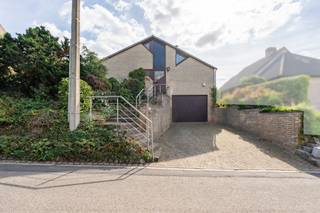 <p><strong>Te koop in Meise: open bebouwing met 3 slaapkamers</strong></p><p><br /></p><p>Deze open bebouwing ligt in een rustige en groene omgeving in Meise en valt meteen op door haar bijzondere architectuur en indrukwekkende leefruimte met hoge plafonds en grote raampartijen. Dankzij de slaapkamer en badkamer op het gelijkvloers is gelijkvloers wonen mogelijk. De woning beschikt over 3 slaapkamers, 2 badkamers, een inpandige garage, kelder en verschillende bergruimtes. De groene tuin met veel privacy vormt een mooie aanvulling op het geheel. Wolvertem, Merchtem, Londerzeel en Kapelle-op-den-Bos zijn vlot bereikbaar.</p><p><br /></p><p><strong>Belangrijkste ruimtes:</strong></p><p>• Lichtrijke woonkamer met haard en hoge plafonds</p><p>• Keuken met aansluitende bijkeuken</p><p>• 3 slaapkamers (31 m², 15 m² en 12 m²)</p><p>• 2 badkamers (waarvan 1 op het gelijkvloers, mogelijkheid tot 3de badkamer)</p><p>• Inpandige garage</p><p>• Kelder</p><p>• Meerdere bergruimtes</p><p><br /></p><p><strong>Troeven:</strong></p><p>• Bijzondere leefruimte met hoge plafonds en grote raampartijen</p><p>• Gelijkvloers wonen mogelijk dankzij slaapkamer en badkamer</p><p>• Groene tuin met veel privacy en inpandige garage</p><p><br /></p><p><strong>Wens je een bezoek? Contacteer ERA LEUS &amp; TOYE via 02/335.11.14 en plan een afspraak met Gilles Sato.</strong></p><p><br /></p><p><strong>JOUW DROOMHUIS. ZO GEVONDEN!</strong></p>