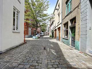 <strong>BEZOEK AANVRAGEN VIA ONZE WEBSITE!</strong><br /><br />Hoe vraag ik een bezoek aan?<br /><br /><strong>LIGGING<br /><br /></strong>Deze charmante, authentieke woning geniet van een uitstekende ligging op wandelafstand van iconische plekken zoals het Gravensteen en de Korenmarkt.<br />Dankzij de vlotte verbinding met het openbaar vervoer en de wagen bereikt u bovendien moeiteloos andere delen van de stad.<br />Met een <strong>MOBISCORE van 9,6/10</strong> is dit een toplocatie voor wie stedelijk wil wonen.<strong><br /><br />INDELING<br /><br /></strong>Bij het binnenkomen verwelkomt de inkomhal u en leidt deze naar de eetkamer, met aansluitend de keuken en een gezellige stadskoer.<br />De badkamer is praktisch ingericht met een enkele lavabo, toilet en een douche gecombineerd met een zitbad.<br />De vele raampartijen zorgen doorheen de woning voor een aangename natuurlijke lichtinval en geven het interieur een bijzonder karakter.<br />Verschillende ingebouwde kasten bieden bovendien handige opbergruimte.<br /><br />Op de eerste verdieping bevindt zich de leefruimte met aansluitend een terras, waar u heerlijk kunt genieten van een rustig moment.<br />De bovenste verdieping verrast met een zeer ruime slaapkamer met een sfeervolle mezzanine en bijkomende kastruimte.<br /><strong><br />BIJKOMENDE INFO<br /><br /></strong>Huurprijs: € 950 /maand <br />Termijn huurovereenkomst: Startend met 1 jaar (verlenging mogelijk)<br />EGW &amp; Internet: Zelf te voorzien<br />DOMICILIE VERPLICHT!<br /><br /><strong>Kom deze authentieke woning zelf ontdekken en vraag uw bezoek aan!</strong><br />(Foto's zijn referentiebeelden, oppervlakten geraamd)<strong><br /></strong>