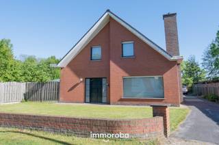 Deze woning is gelegen in een rustige straat van de Residentiële wijk De Piste.<br />Een TOPLIGGING dankzij de vlotte verbinding naar E17 en centrum Waregem. Het perceel grenst achteraan aan een weiland waardoor er een mooi, open zicht is vanuit de tuin.<br /><br />De ruime woning heeft een inkomhal, grote en lichtrijke living met cassette op aardgas, ruime keuken, wc, badkamer, 4 slaapkamers, functionele wasplaats, berging, ruime garage, kelder en zolder. 14 Zonnepanelen aanwezig.<br />Een instapklare, praktische woning!<br /><br />Het naastgelegen perceel bouwgrond kan ook worden aangekocht. <br />Voor meer info of een bezoekje aan de woning: mail ons naar sylvie@immoroba.be of een seintje op 09/388.53.53.
