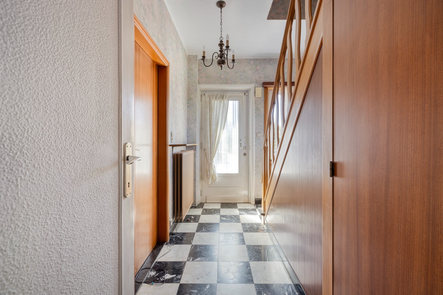 Op te frissen woning met 3 slaapkamers, garage en tuin - foto 3