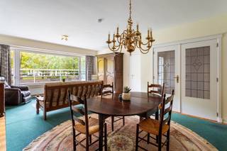 Dit appartement (105 m²) is gelegen op de 1ste verdieping van een zeer verzorgd en residentieel gebouw aan de overzijde van het Sint-Annabos! Groene omgeving met het Sint-Annastrand en zijn gezellige restaurants op een boogscheut! Winkels, openbaar vervoer, Velostation Antwerpen alsook scholen zijn in de onmiddellijke omgeving! <br />Je komt het appartement binnen via de ruime inkomhal met ingemaakte vestiairekasten, door de dubbele deur kom je de ruime lichtrijke woonkamer binnen die voorzien is van een parketvloer. Via de woonkamer en keuken kan je naar het Zuidwest gericht terras aan de voorzijde van het gebouw! Verder heb je aan deze zijde nog een ingerichte keuken met kasten. Achteraan het appartement bevinden zich de 3 slaapkamers waarvan de grote slaapkamer eveneens toegang geeft tot het oostgericht terras aan de achterzijde van het gebouw. Alsook nog de badkamer met dubbel lavabomeubel, ligbad, bidet en aansluitingen was- en droogautomaat en een apart toilet met handenwasser bevinden zich nog aan deze kant. Onderaards heb je inclusief nog een privé-berging en de gemeenschappelijke fietsenberging. Op het gelijkvloers en recht onder het appartement is er nog een garagebox aan te kopen aan 30.000€ die voorzien is van een automatische poort. Achteraan het gebouw heb je nog een grote gemeenschappelijke tuin! <br />stedenbouwkundige inlichtingen in aanvraag <br />Epc: 284 kWh/m²<br />P &amp; G-score: B