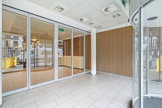 Multifunctioneel handelsgelijkvloers in het centrum van Oud-Turnhout.<br /><br />INDELING<br />- ruime inkomhal met draaideur/inkomsas (22m²)<br />- onthaal met balie en kantoor/archief (40m² + 14m²)<br />- verschillende kantoor-en/of polyvalente ruimtes met oppervlaktes variërend van 7m² tot 27,5m²)<br />- lange hall die doorloopt tot achteraan het gebouw<br />- binnentuin<br />- technische ruimte<br />- diverse bergingen<br />- sanitaire ruimte<br />- keuken met toestellen: afwasmachine Miele, gootsteen met afdruipplaat en keukenkasten<br />- kluis met gepantserde deur<br />- kelder<br /><br />POSITIEVE ASPECTEN<br />- toplocatie in het centrum<br />- zeer netjes onderhouden <br />- gebruiksklaar<br />- moduleerbaar mits de nodige aanpassingen<br />- diverse mogelijkheden - zie impressies<br /><br />BIJZONDERHEDEN<br />- PVC ramen met dubbele beglazing (4 panelen enkele beglazing)<br />- ingebouwde spots<br />- verwarming op gas (condenserende ketel)<br />- bijkomende verwarming: luchtverwarming<br /><br /><em>De fotorealistische beelden (impressies) geven een idee weer qua modaliteiten doch hieruit kunnen geen rechten geput worden.</em>
