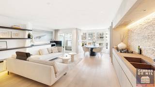 Prachtig appartement gelegen aan het Albertplein met zeezicht en zicht op de villa's. Indeling: Inkomhal met vestiaire en toilet, ruime...