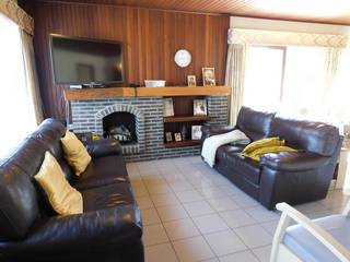 Rustig gelegen en toch vlot bereikbaar, bevindt zich deze charmante woning op een perceel van 5a 11ca. Deze woning met een bewoonbare oppervlakte van 145m² combineert een aangename woonomgeving met een praktische indeling en biedt alle comfort voor een gezin of wie op zoek is naar ruimte. <br /><br />Bij het binnenkomen wordt u verwelkomd in een ruime inkomhal, die meteen een gevoel van openheid en licht creëert. Hier bevindt zich ook een apart gastentoilet. De leef- en eetruimte vormt het gezellige hart van de woning en geniet van veel natuurlijke lichtinval, waardoor het een ideale plek is om te ontspannen of gasten te ontvangen. Via het schuifraam heeft u toegang tot de tuin. De functionele keuken met eetplaats, werd uitgerust met een spoelbak, kookvuur, dampkap, oven en koelkast. Hier kan u in alle comfort koken en tafelen. Verder vindt u op het gelijkvloers een berg-/bureauruimte met douche, een praktische wasruimte en een berging met toegang naar buiten. Deze indeling maakt de woning bijzonder functioneel en biedt veel opbergmogelijkheden. <br /><br />Op de verdieping geeft de nachthal die eveneens voorzien is van airco, toegang tot drie volwaardige slaapkamers, elk met voldoende ruimte en lichtinval. De badkamer is uitgerust met een dubbel lavabomeubel, een comfortabel ligbad, een toilet en een bidet. Een extra troef is de deur naar het overdekte terras op de verdieping, waar u in alle rust kunt genieten van een moment buiten, beschut tegen weer en wind. Indien gewenst, kan u deze ruimte nog omvormen tot extra (slaap)kamers.<br /><br />Ook buiten heeft deze woning heel wat te bieden. De mooi aangelegde tuin met een zuidelijke oriëntatie vormt een oase van rust en privacy, ideaal voor ontspanning, spelende kinderen of gezellige momenten met familie en vrienden. Tot slot beschikt de woning over een tuinhuis en twee garageboxen, wat niet alleen zorgt voor voldoende parkeergelegenheid, maar ook extra bergruimte biedt. Deze woning is tevens voorzien van een kruipkelder. Verwarming op aardgas en de ramen zijn voorzien van rolluiken.<br /><br />Kortom, een veelzijdige en goed ingedeelde woning met tal van troeven op een rustige, maar goed bereikbare locatie met alle voorzieningen binnen handbereik. Een ideale opportuniteit voor wie comfortabel wil wonen in een aangename omgeving. Interesse? Contacteer ons voor een bezichtiging ter plaatse via 011 233 044.<br /> 
