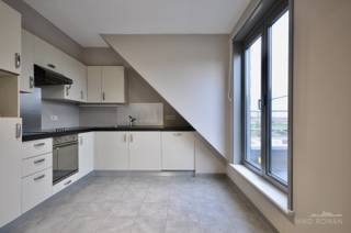 Dit appartement is gelegen op het dorpsplein in het centrum van Ruien. Het appartement bestaat uit een leefruimte, geïnstalleerde keuken, toilet en berging/wasplaats. Boven bevinden zich 2 slaapkamers en badkamer. Mooi terras (12m2).<br />Berging + gemeenschappelijke berging op het gelijkvloers.<br />Parkeerplaats.<br /><br />Huurprijs inclusief gemeenschappelijke kosten.<br /><br />Interesse? Contacteer Immo Roman, gsm 0472 35 92 86