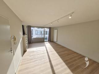 <p><span>Appartement avec un emplacement calme dans une rue sans voitures près du centre d'Aarschot.<br />Cet appartement prêt à emménager a été entièrement et soigneusement rénové en 2026, garantissant un confort contemporain et tourné vers l'avenir.<br />L'appartement dispose d'un espace de vie spacieux avec beaucoup de lumière naturelle. La nouvelle cuisine ouverte offre de nombreux espaces de rangement et est équipée de tout le confort nécessaire. </span></p><p><span><br />La salle de bain moderne est équipée d'un lavabo avec meuble, d'une douche à l'italienne. Dans le hall, il y a aussi un WC séparé.<br />De plus, l'appartement compte 2 chambres. Le stationnement est facile devant la porte.<br />Pratique :<br />·Disponibilité : Disponibilité immédiate<br />·Coûts communs : 0 euros par mois<br /><br /></span></p><p><span>Intéressé ? </span></p><p><span><br />Voulez-vous être le premier résident de cet appartement spacieux ? Demandez rapidement votre visite via notre site web ! Ou contactez-nous au : <span>sven@immolivit.be</span></span><span> ou </span><span>016 15 31 15</span><span> </span></p><p><span> </span></p><p><span> </span></p>