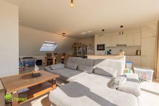 <p><span>Modern appartement met terras en staanplaats te Grembergen bij Dendermonde </span></p><p><span> </span></p><p><span>Dit appartement maakt deel uit van een kleinschalige residentie van 5 appartementen en bevindt zich op de tweede verdieping. Deze eigendom is centraal gelegen in Grembergen en bevindt zich op enkele minuten van openbaar vervoer, scholen en allerlei handelszaken. De grote markt van Dendermonde situeert zich op 2km. </span></p><p><span>Dankzij de centrale ligging en vlotte bereikbaarheid is dit appartement ideaal voor wie comfortabel en praktisch wil wonen.</span></p><p><span>Dit gezellig appartement werd gebouwd in het jaar </span><span>2021</span><span>. De woning heeft een bruikbare vloeroppervlakte van </span><span>111</span><span> </span><span>m². </span><span> </span></p><p><span> </span></p><p><span>Als Indeling</span><span>:</span><span> op de </span><span>tweede verdieping</span><span> bevindt zich een inkomhal, een moderne badkamer voorzien van inloopdouche en badkamermeubel, een apart toilet, 2 ruime slaapkamers, een ruime berging, een volledig uitgeruste open keuken en een lichtrijke leefruimte die uitgeeft op het zonnige terras. </span></p><p><span> </span></p><p><span>Bijhorende staanplaats dient verplicht aangekocht te worden aan </span><span>15.000,00 EUR. </span></p><p><span> </span></p><p><span>Momenteel is er geen syndicus aangesteld, bijgevolg zijn er dus ook geen syndicale kosten. </span></p><p><span> </span></p><p><span>De verwarming is voorzien op vloerverwarming via CV op aardgas met een hoogrendement condensatie ketel | elektriciteit volledig </span><span>CONFORM</span><span> volgens het </span><span>AREI </span><span>| ramen met dubbel </span><span>HR-glas</span><span> |</span><span> </span><span>deze woning heeft een mooi E-Peil van </span><span>19 </span><span>en een </span><span>LABEL A </span><span>waardoor u kan genieten van een uitzonderlijk laag energieverbruik | terras van </span><span>13,5m². </span></p><p><span> </span></p><p><span>Aankoop reeds mogelijk met 2 % registratierechten voor eigen bewoning of wie opzoek is naar een opbrengst eigendom met een netto huur </span><span>rendement van + 3,25%. </span><span>(mogelijke huurwaarde van 924,00 euro per maand).</span></p><p><span> </span></p><p><span>Voor meer info of een bezoek: </span><span><span>info@immotwins.be</span></span><span> - 052/55.55.55. </span></p><p><span> </span></p>
