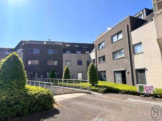 Ideale INVESTERING/voor STARTERS. ENERGIEZUINIG SUPER GELEGEN LEUK APPARTEMENT met 1 SLAAPKAMER. Nabij het centrum, doch genietend van een vlotte bereikbaarheid. INDELING: leefruimte, open keuken, terras, slaapkamer, badkamer met douche en toilet. Verplichte aankoop van staanplaats met berging voor € 30.000. TROEVEN: dubbele beglazing PVC, Lage EPC, LIFT aanwezig