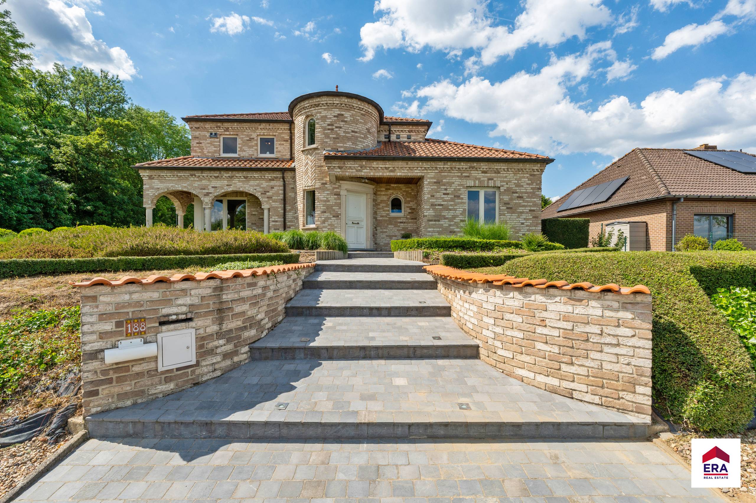 Karaktervolle Spaanse villa met dubbelegarage en grote tuin - foto 1